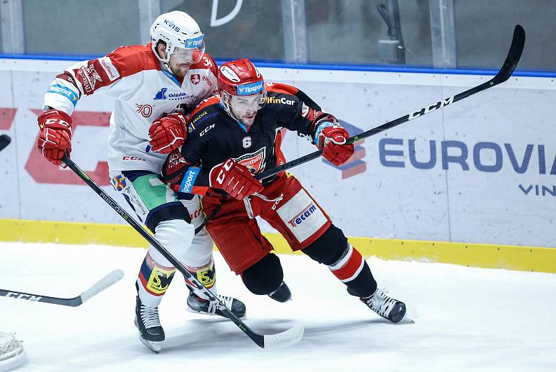 Hokejové utkání Tipsport extraligy v ledním hokeji mezi HC Dynamo Pardubice (v bíločerveném) a HC Mountfield Hradec Králové (v černočerveném) v pardudubické enterie areně.