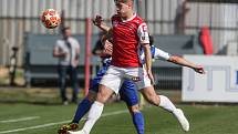 Utkání Fobalové národní ligy mezi FK Pardubice (ve červenobílém) a FC Sellier & Bellot Vlašim (v modrobílém) na hřišti pod Vinicí v Pardubicích.