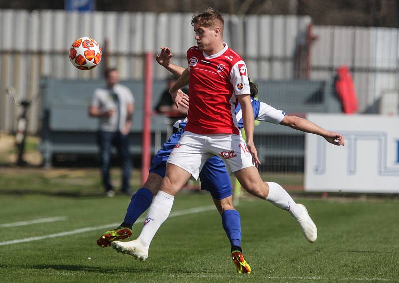 Utkání Fobalové národní ligy mezi FK Pardubice (ve červenobílém) a FC Sellier & Bellot Vlašim (v modrobílém) na hřišti pod Vinicí v Pardubicích.