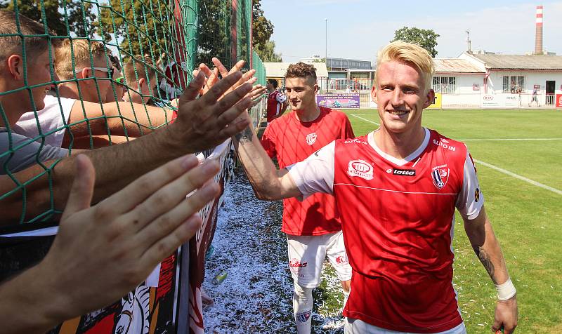 Duel FK Pardubice (v červenobílém) vers. MFK Chrudim  (v černém) na hřišti pod Vinicí v Pardubicích.