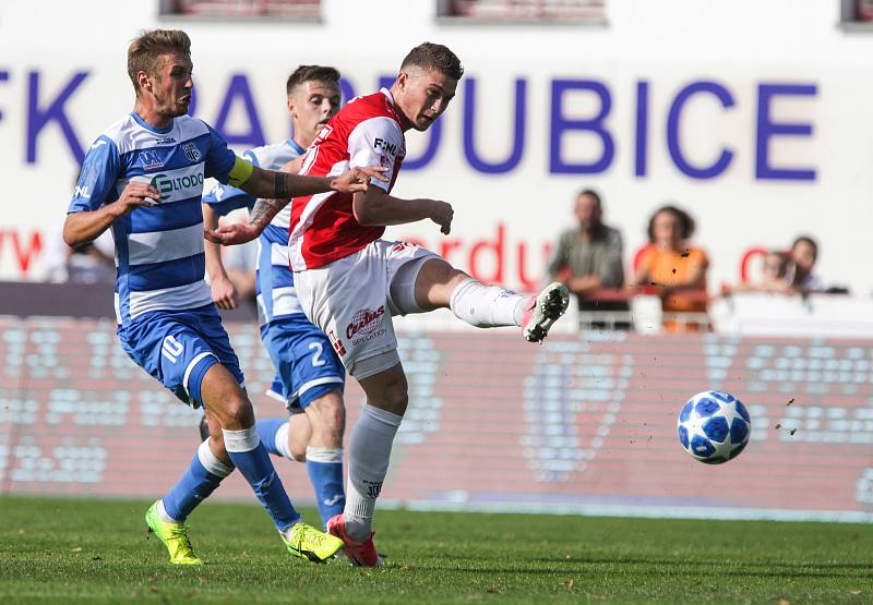 Utkání Fotbalové národní ligy mezi FK Pardubice (v červenobílém) a FK Ústí na Labem.