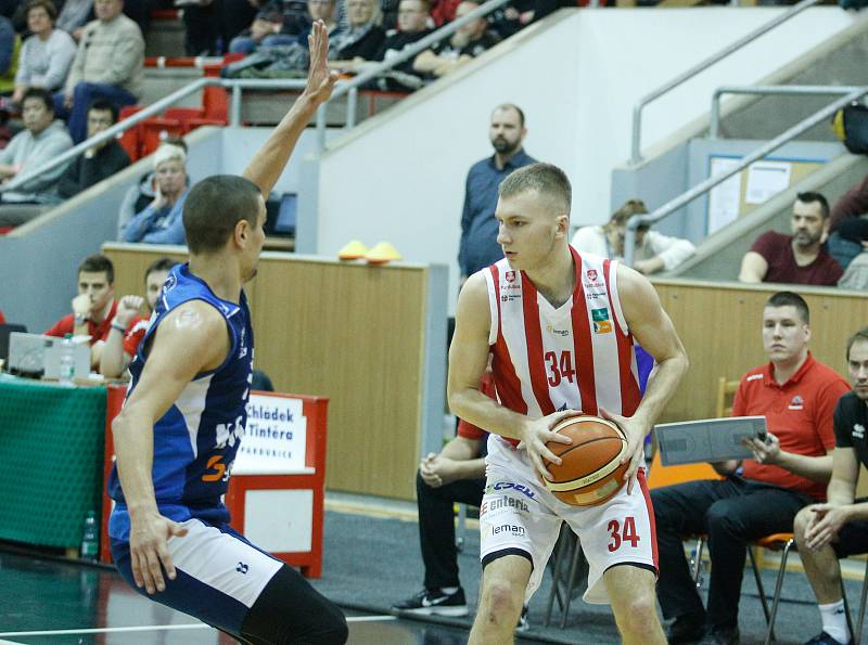 Basketbalové utkání Kooperativy NBL mezi BK JIP Pardubice (v červenobílém) a BC GEOSAN Kolín (v modrém) v pardubické hale na Dašické.