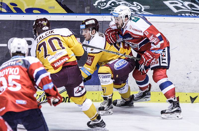 Hokejové utkání Tipsport extraligy v ledním hokeji mezi HC Dynamo Pardubice (červenobílém) a HC Dukla Jihlava  (ve žlutém)) v pardudubické Tipsport areně.