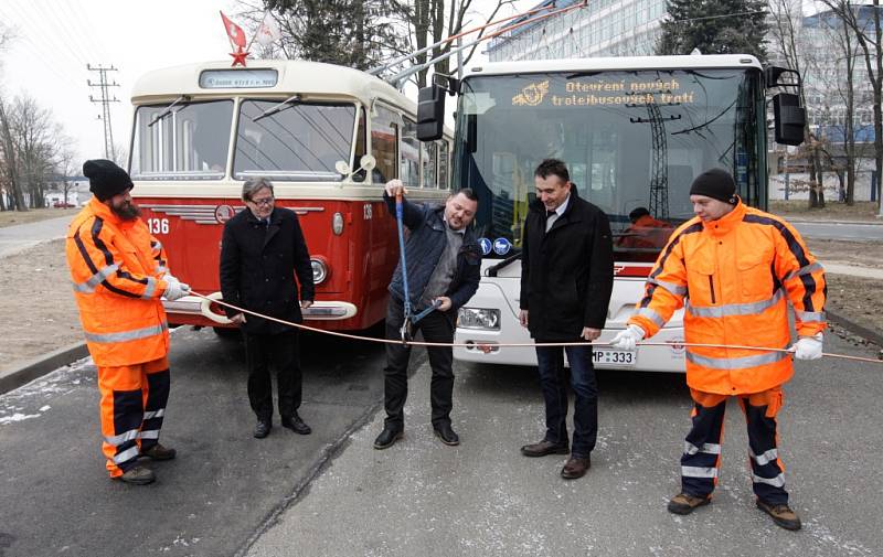 Historický trolejbus Škoda 8Tr z roku 1960 v pátek v Pardubicích slavnostně otevřel provoz na nových trolejbusových tratích.