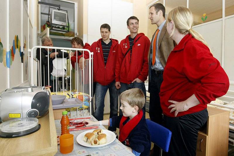 SYMPATICKÉ GESTO. Nymburský basketbalový klub spolupracuje s pardubickou nemocnicí. Tentokrát jeho zástupci pořídili dětskému oddělení vyšetřovací lehátko v hodnotě 15 000 Kč.