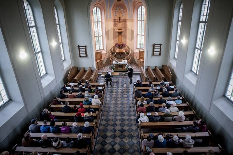 Opravený evangelický kostel ve Chvaleticích a koncert Jiřího Stivína a Václava Uhlíře.