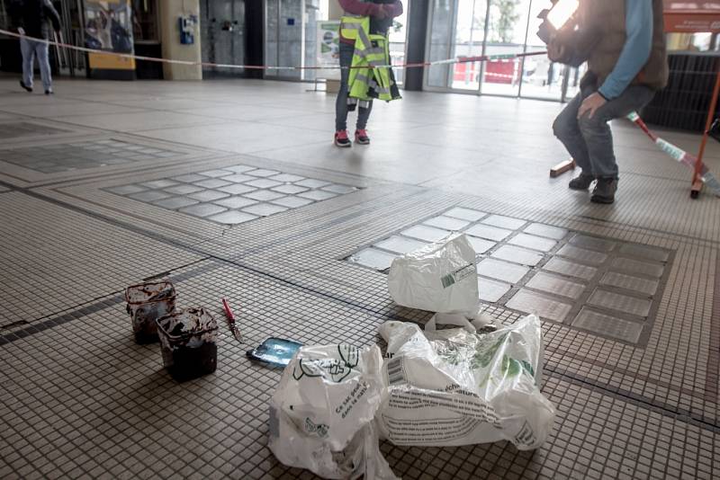 Policie v Pardubicích vyklízela nádraží kvůli podezřelé tašce. Místo bomby v ní ale pyrotechnik našel pouze marmelády.