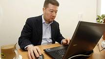 Tomio Okamura odpovídal on-line na dotazy čtenářů v redakci Pardubického deníku