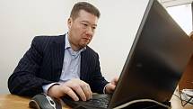 Tomio Okamura odpovídal on-line na dotazy čtenářů v redakci Pardubického deníku