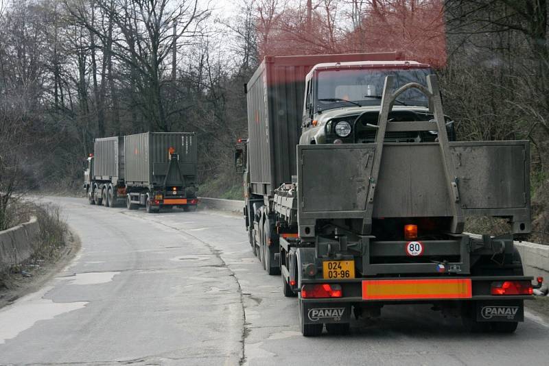 Součástí dodávky pro misi KFOR byl i terénní vůz UAZ