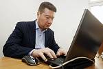 Tomio Okamura odpovídal on-line na dotazy čtenářů v redakci Pardubického deníku