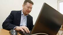 Tomio Okamura odpovídal on-line na dotazy čtenářů v redakci Pardubického deníku