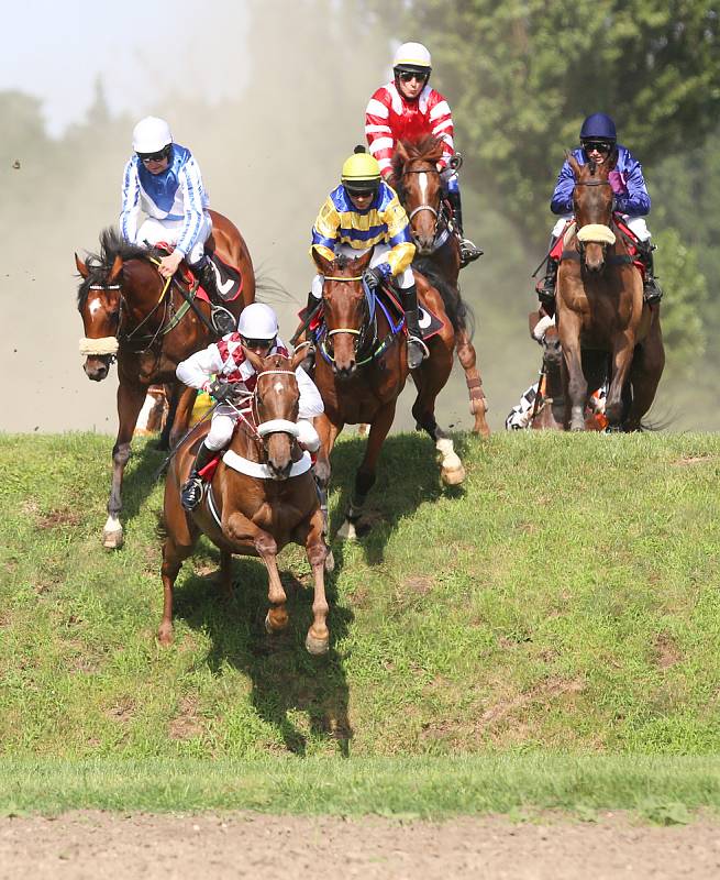 Druhou kvalifikaci na 129. Velkou pardubickou steeplechase vyhrál v dramatickém finiši Ange Guardian v sedle s žokejem Marcelem Novákem ( ve žlutozeleném)