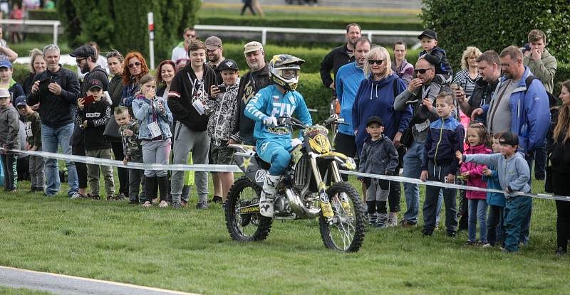 Freestyle motokrosař Filip Podmol přeskakoval slavnou překážku na dostihovém závodišti v Pardubicích. V rámci akce Barth Day předvedl divákům řadu svých triků.