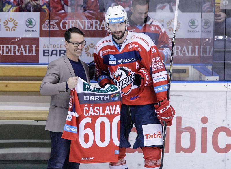 Duel Tipsport extraligy v ledním hokeji mezi HC Dynamo Pardubice (červenobílém) a HC Dukla Jihlava ( ve žlutočerném) v pardubické Tipsport areně.