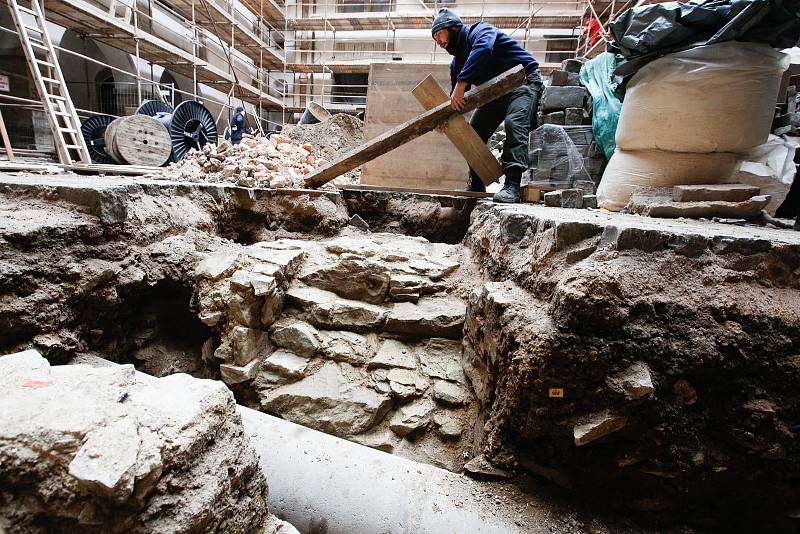 Archeologové Východočeského muzea během rekonstrukce našli mohutnou zeď z opuky - původní hrad ze 14. století!