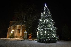 Vánoční strom v Rohovládově Bělé.