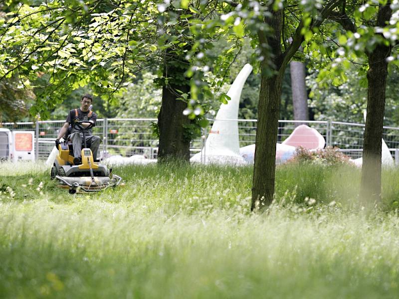 Bubeníkovy sady už zase budou připomínat městský park. Přerostlá tráva, ze které občas vykoukly chodníky a lavičky, už dostává od sekaček co proto. 