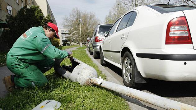 Pád lampy naštěstí nikoho nezranil. Padající sloup ale poškodil zaparkovaný automobil.