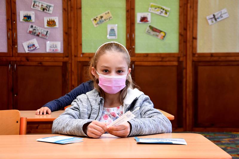 Testování dětí v Základní škole v Dolním Újezdu u Litomyšle bylo v klidu a před půl osmou ráno neměl ředitel školy Jan Sigl hlášený od žáků žádný pozitivní test.