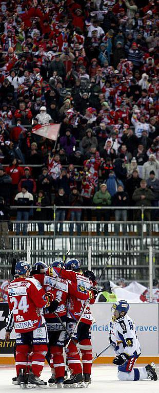 36. kolo hokejové Tipsport extraligy: Hokejisté HC Eaton Pardubice – HC Kometa Brno hráli pod širým nebem.