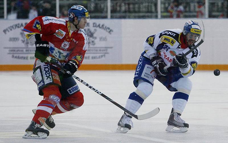 36. kolo hokejové Tipsport extraligy: Hokejisté HC Eaton Pardubice – HC Kometa Brno hráli pod širým nebem.