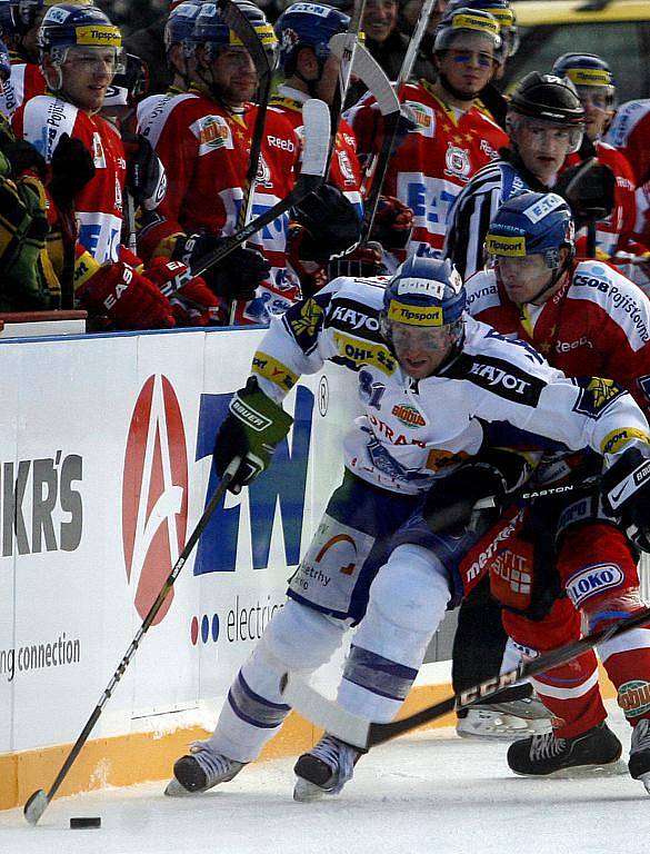 36. kolo hokejové Tipsport extraligy: Hokejisté HC Eaton Pardubice – HC Kometa Brno hráli pod širým nebem.