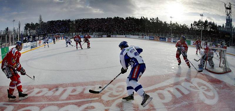 36. kolo hokejové Tipsport extraligy: Hokejisté HC Eaton Pardubice – HC Kometa Brno hráli pod širým nebem.