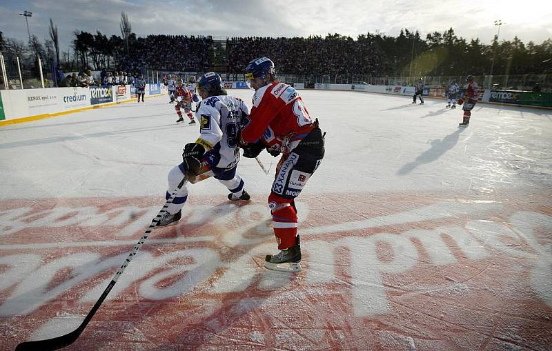 36. kolo hokejové Tipsport extraligy: Hokejisté HC Eaton Pardubice – HC Kometa Brno hráli pod širým nebem.