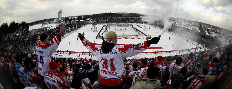 36. kolo hokejové Tipsport extraligy: Hokejisté HC Eaton Pardubice – HC Kometa Brno hráli pod širým nebem.