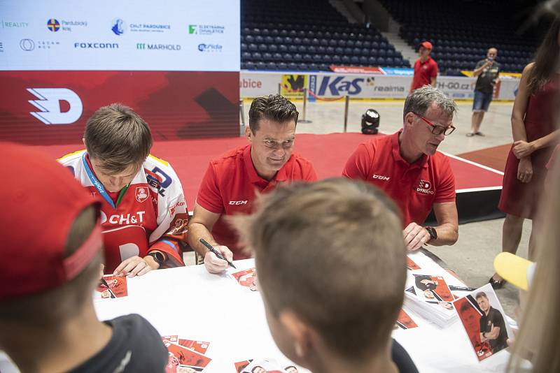 HC Dynamo Pardubice představilo nový realizační tým společně i s hráči všem divákům v domácí enteria aréně. Představení bylo doplněno o zábavný program.