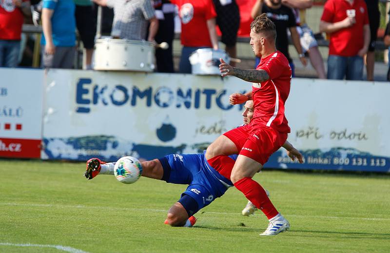 Utkání Fotbalové národní ligy mezi MFK Chrudim (v červeném) a FK Pardubice (v modrém) na fotbalovém stadionu v Chrudimi.