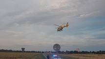 Došlo ke střetu osobního vozidla Škoda Fabia s cyklistou, kterého z místa dopravní nehody transportoval vrtulník do Fakultní nemocnice v Hradci Kralové.