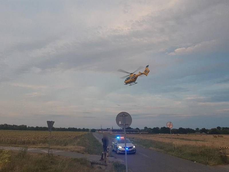 Došlo ke střetu osobního vozidla Škoda Fabia s cyklistou, kterého z místa dopravní nehody transportoval vrtulník do Fakultní nemocnice v Hradci Kralové.