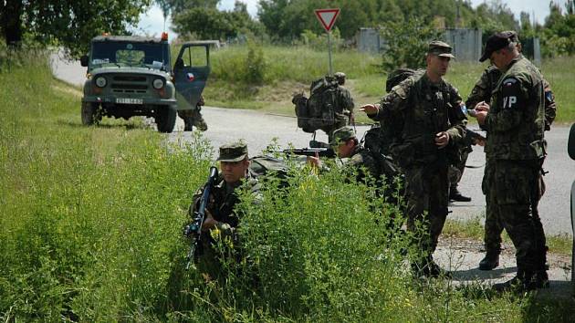 Pardubičtí dělostřelci skončili s přípravami na misi v Kosovu. Cvičilo se jak hlídkování, spolupráce s hasiči ale třeba i zvládání agresivního davu