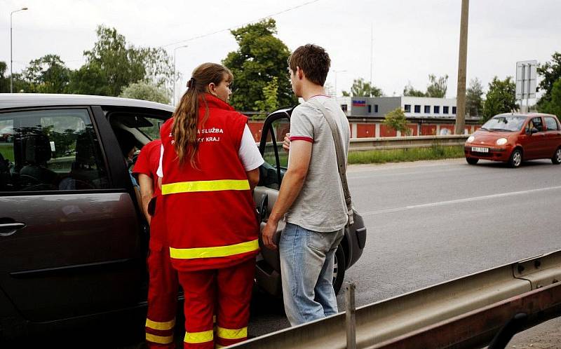 Záchranáři na místě nehody ošetřili pouze ženu, která se udeřila do hlavy při nárazu