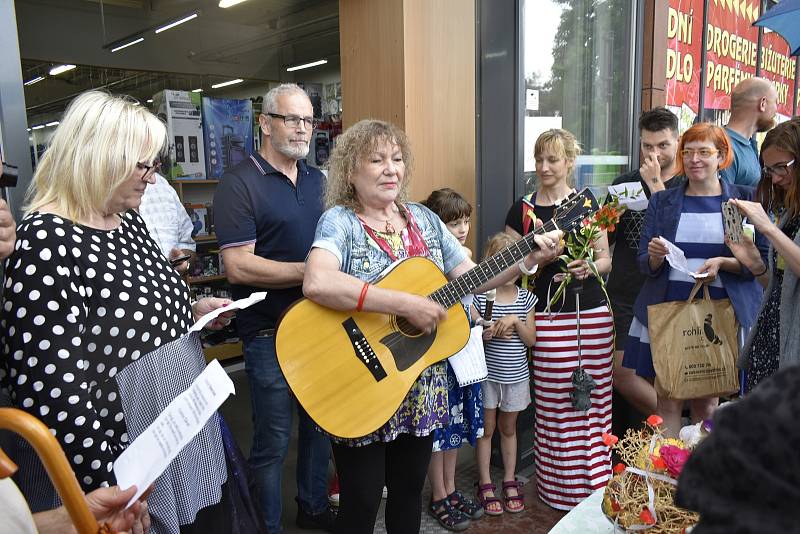 U 160 let vzrostlého jasanu v Pardubicích se  sešly desítky lidí. Přišly, aby vyjádřily nesouhlas s tím, že má strom, který získal titul Strom hrdina, padnout kvůli výstavbě obchodů.