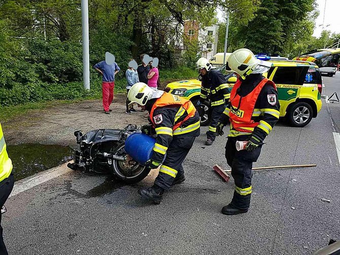 Vážná dopravní nehoda omezila v pátek kolem 15. hodiny provoz na silnici mezi Pardubicemi a Lázněmi Bohdaneč.