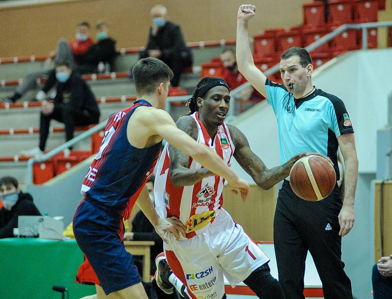 Kooperativa NBL: BK JIP Pardubice - Basket Brno.