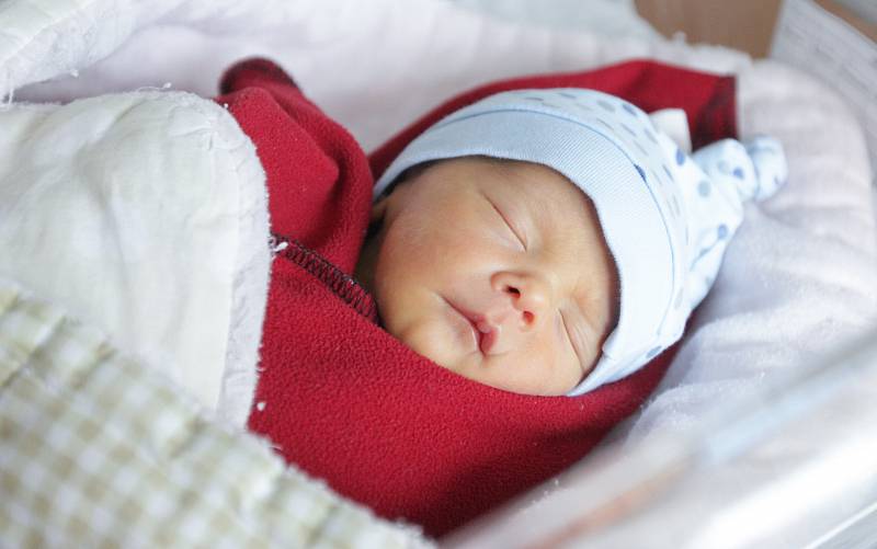TEODOR MÁLEK se narodil 11. února v 17 hodin a 24 minut. Vážil 2340 gramů, měřil 44 centimetrů.   Maminku Alžbětu podpořil u porodu tatínek Jiří. Rodina bydlí v Pardubicích.
