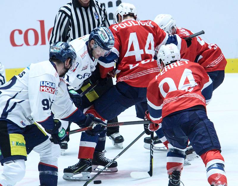 Hokejové utkání Memoriálu Zbyňka Kusého Dynamo Pardubice (v červeném) a Eisbären Berlin (v bílém).