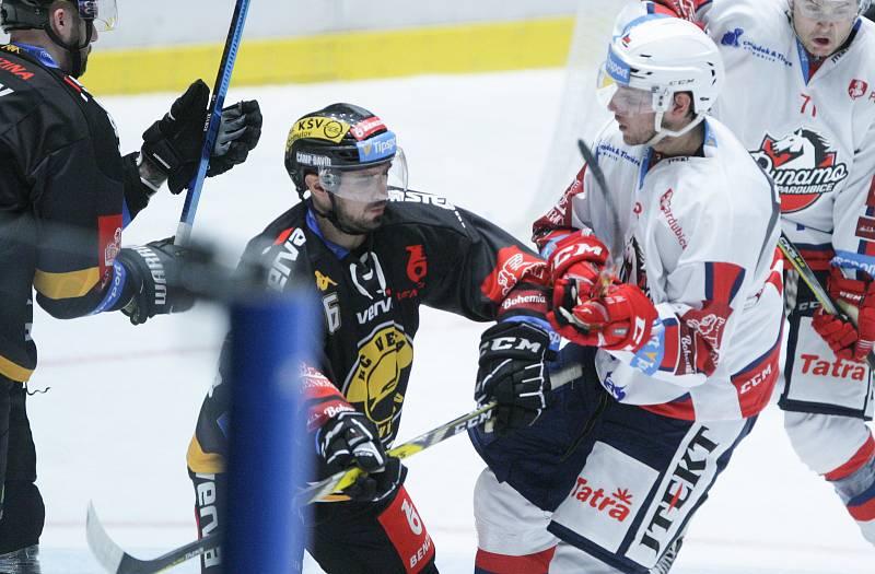 Duel Tipsport extraligy v ledním hokeji mezi HC Dynamo Pardubice (bílém) a HC Verva Litvínov (v č