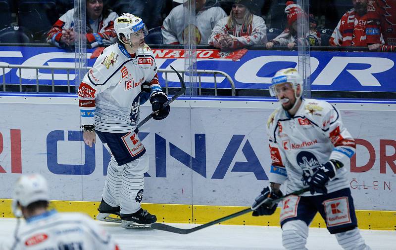 Hokejové utkání Tipsport extraligy v ledním hokeji mezi HC Dynamo Pardubice (v bíločerveném) a HC Rytíři Kladno (v bílomodrém) v pardudubické enterie areně.