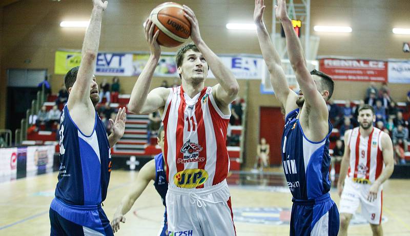 Basketbalové utkání Kooperativy NBL mezi BK JIP Pardubice (v červenobílém) a BC GEOSAN Kolín (v modrém) v pardubické hale na Dašické.