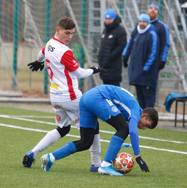 Přípravné utkání Fortuna národní ligy mezi FK Pardubice (ve červenobílém) a FC Slovan Liberec (v modrém) na hřišti v Ohrazenicích v Pardubicích.