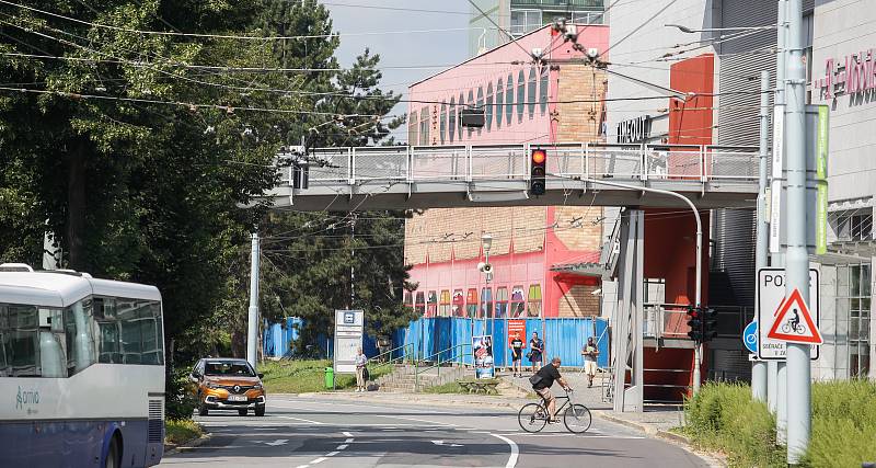 Lávka na Palackého třídě spojující obchodní centrum s protějším chodníkem by mohla v budoucnu zmizet. Architektům se v prostoru nelíbí.