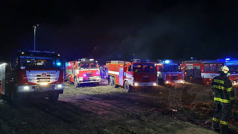 Požár pneumatik ve Zdechovicích.