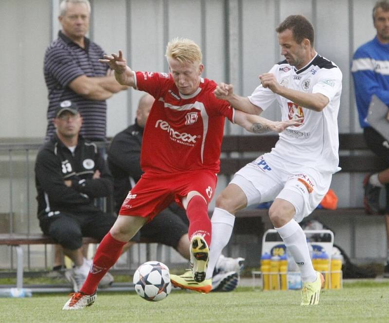 Měsíc po fotbalové bitvě, ve které si Hradec Králové výhrou v Pardubicích zajistil postup do nejvyšší soutěže, se oba týmy utkaly znovu. 