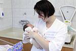 Adéla Němcová se narodila 15. října v 15.45 hodin. Měřila 50 centimetrů a vážila 3360 gramů. Maminku Zdenku u porodu podpořil tatínek Aleš. Rodina si svou prvorozenou dceru odveze zpět do Vysokého Mýta.