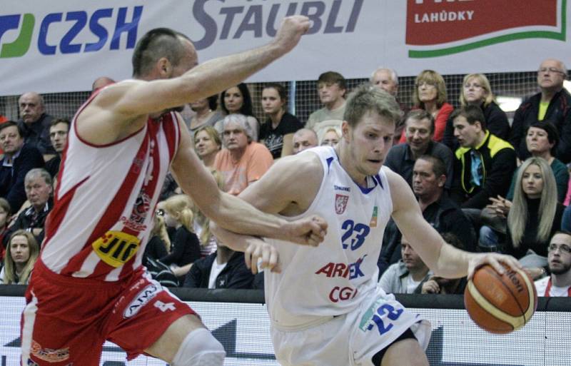 2. semifinále basketbalové Kooperativa NBL mezi BK JIP Pardubice (v bíločerném) a BK Armax Děčín (v černém).